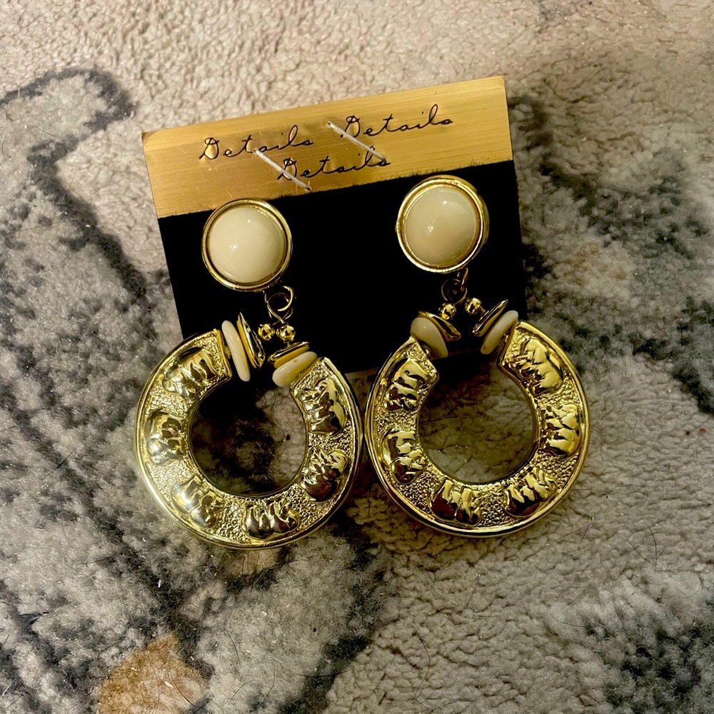 Vintage Details Genuine Lucite Gold Earrings